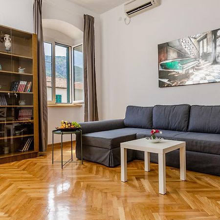 Old Town Clock Tower Apartment โกตอร์ ภายนอก รูปภาพ