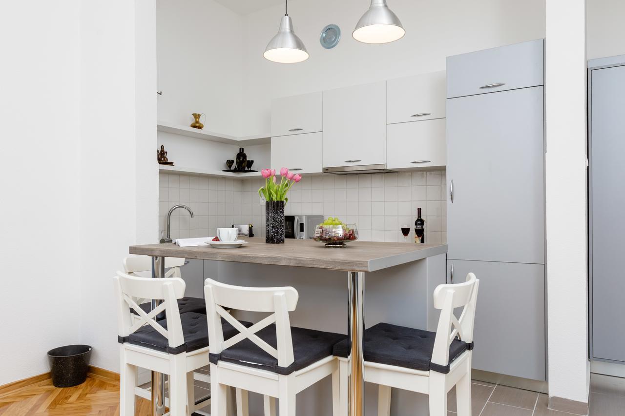 Old Town Clock Tower Apartment โกตอร์ ภายนอก รูปภาพ