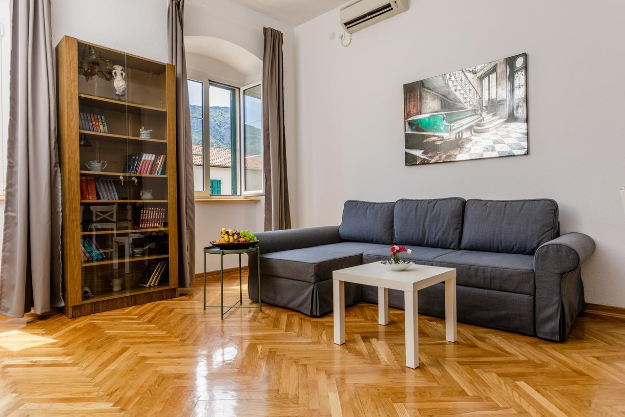 Old Town Clock Tower Apartment โกตอร์ ภายนอก รูปภาพ